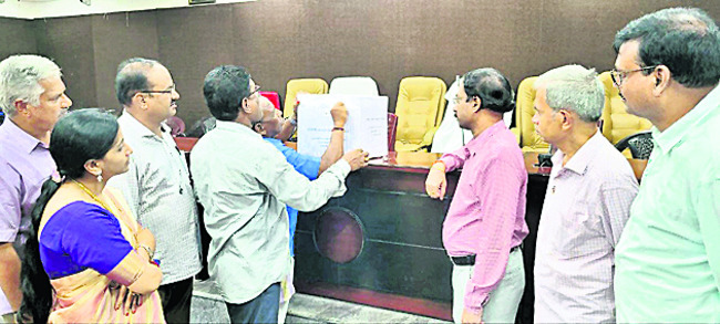 షీల్డ్ టెండర్లు ఓపెన్ చేస్తున్న అధికారులు 2