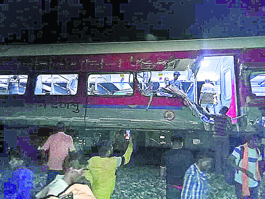 సహాయక చర్యల్లో రైల్వే సిబ్బంది1