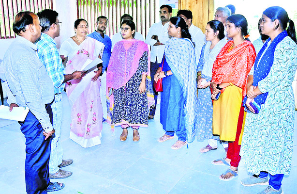 దామెర రైతు వేదికలో ఏర్పాట్లు పరిశీలిస్తున్న కలెక్టర్ సిక్తాపట్నాయక్ 1