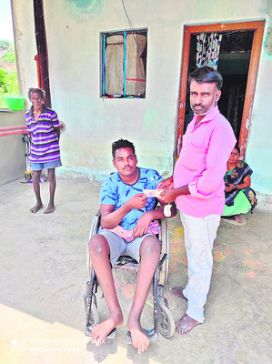 దిగువచెర్లోపల్లిలో పింఛన్
అందజేస్తున్న వలంటీర్ సుదర్శన్ 1