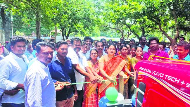ట్రాక్టర్ల పంపిణీలో ఎమ్మెల్యే నాగులపల్లి ధనలక్ష్మి 1