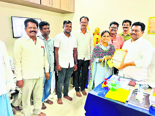 పైడిరాజును అభినందిస్తున్న డిప్యూటీ సీఎం, 
గిరిజన సంక్షేమశాఖ మంత్రి పీడిక రాజన్నదొర 4