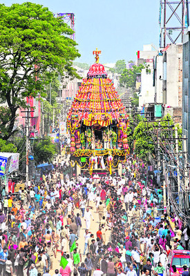 రథంపై ఊరేగుతున్న గోవిందరాజస్వామివారు1