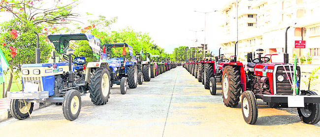 తిరుపతిలో రైతులకు పంపిణీ చేసిన ట్రాక్టర్లు1
