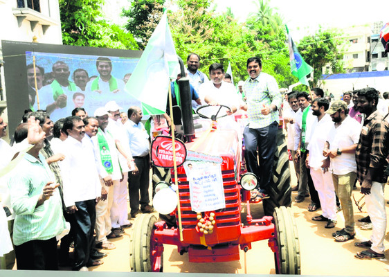 బారులు దీరిన ట్రాక్టర్లు 2
