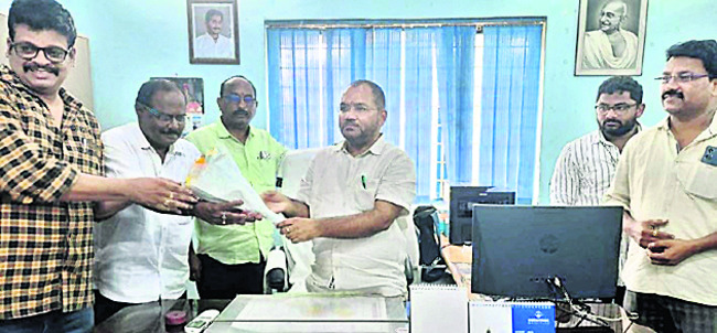 డీఎంహెచ్ఓ భాస్కరరావుకు పుష్పగుచ్ఛం ఇచ్చి అభినందనలు తెలుపుతున్న వైద్య సిబ్బంది
4