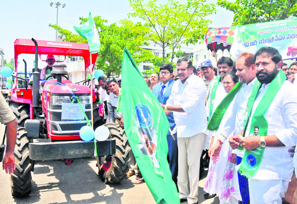ట్రాక్టర్లను ప్రారంభిస్తున్న మంత్రి బొత్స సత్యనారాయణ3