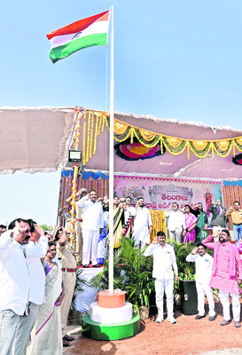 జాతీయ జెండాను ఎగురవేస్తున్న రాష్ట్ర శాసన
మండలి డిప్యూటీ చైర్మన్‌ బండా ప్రకాశ్‌1