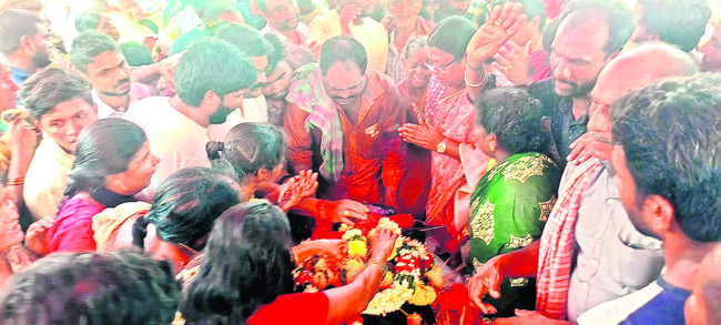 వెంకట మణికంఠకు నివాళులర్పిస్తున్న 
మున్సిపల్‌ చైర్‌పర్సన్‌ పిళ్లా రమాకుమారి 1