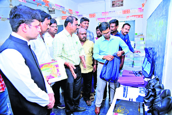 త్రిపురాంతకం జగనన్న విద్యాకిట్లు పరిశీలిస్తున్న కలెక్టర్‌   1