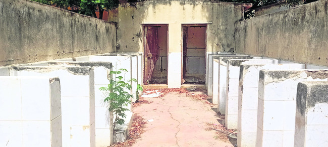 నిరుపయోగంగా ఉన్న మూత్రశాల 1