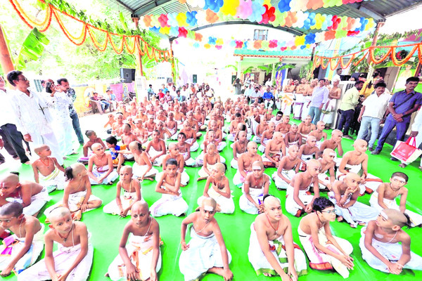 స్నాతకోత్సవంలో పాల్గొన్న వేద విద్యార్థులు, తల్లిదండ్రులు 1