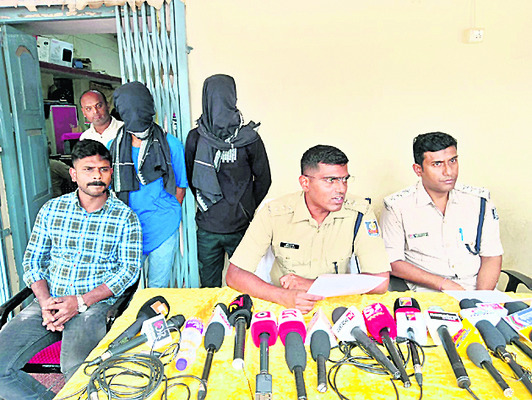వివరాలు వెల్లడిస్తున్న ఎస్డీపీవో హరీష్ తదితరులు1