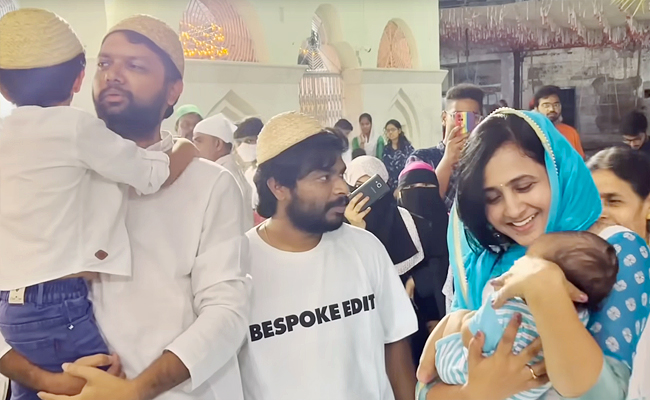 Anchor Lasya Family Visit Ameen Peer Dargah At kadapa Photos - Sakshi11