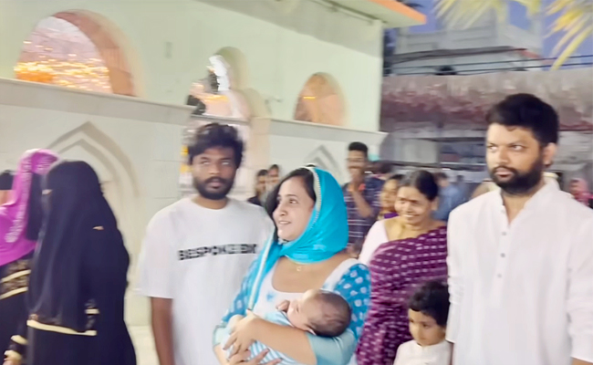 Anchor Lasya Family Visit Ameen Peer Dargah At kadapa Photos - Sakshi3
