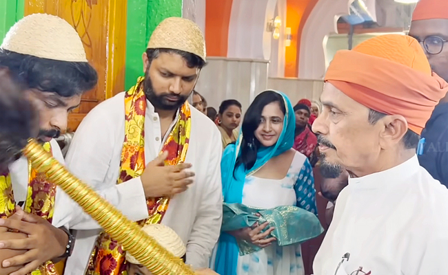 Anchor Lasya Family Visit Ameen Peer Dargah At kadapa Photos - Sakshi7