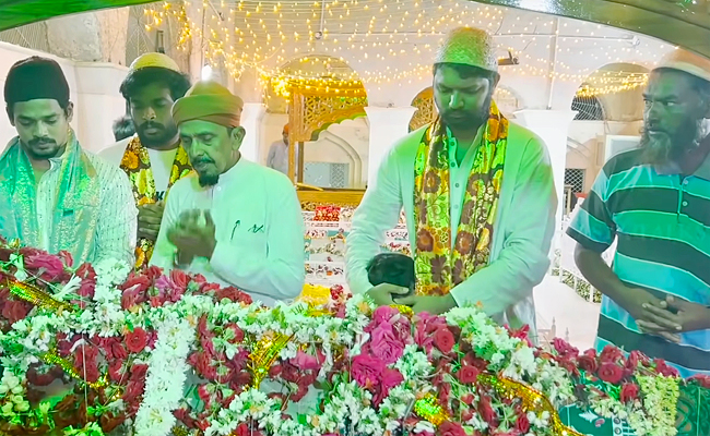 Anchor Lasya Family Visit Ameen Peer Dargah At kadapa Photos - Sakshi8