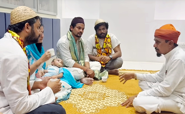Anchor Lasya Family Visit Ameen Peer Dargah At kadapa Photos - Sakshi9