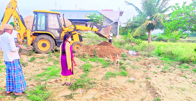 సంబార్‌పూర్‌లో జేసీబీతో గుంత తవ్విస్తున్న వలంటీర్‌, సచివాలయ సిబ్బంది(ఫైల్‌) 1