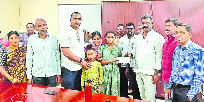 చెక్కులను అందిస్తున్న యాజమాన్యం 1