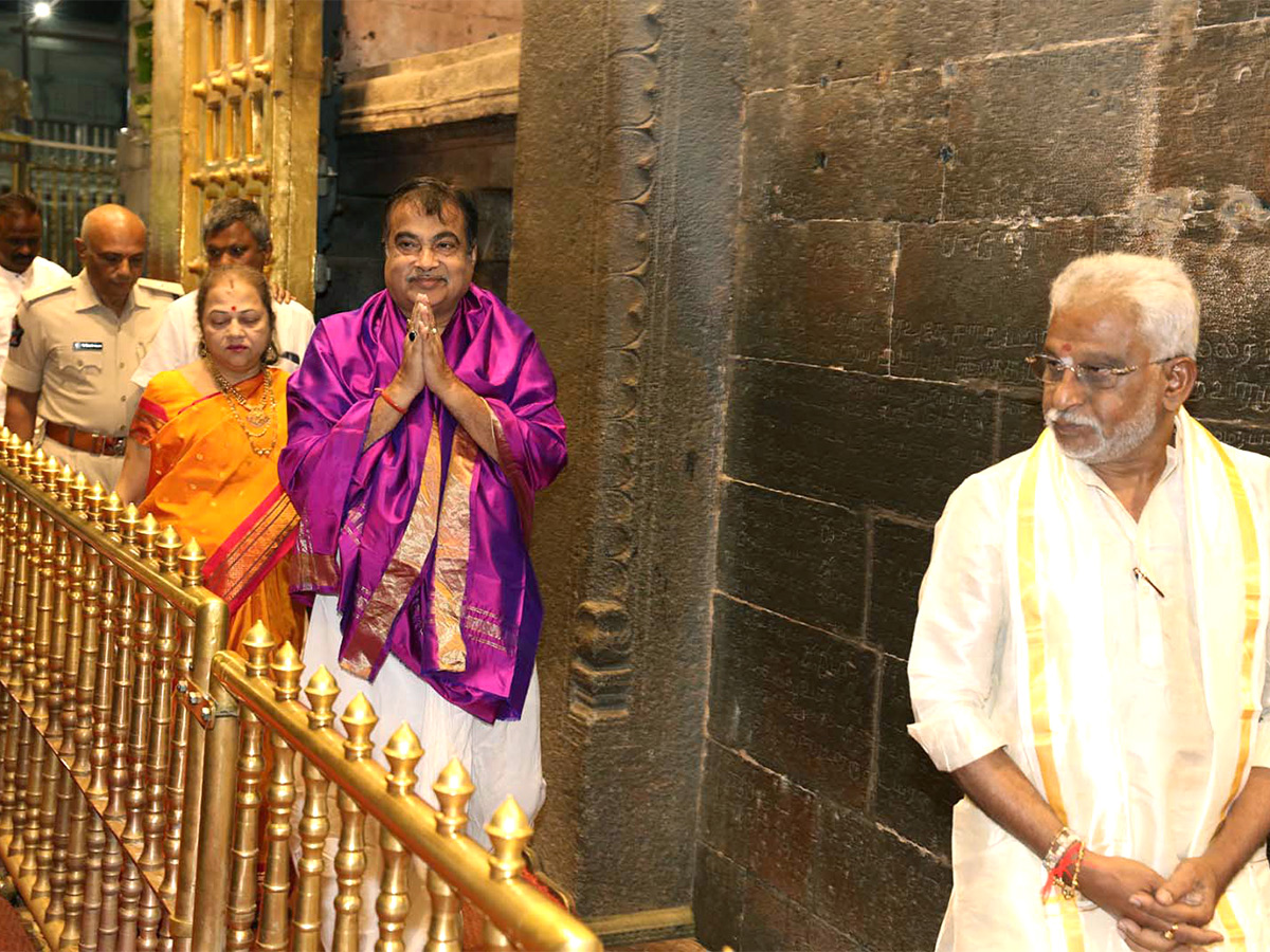 Union Minister Nitin Gadkari at Tirumala Pics - Sakshi3