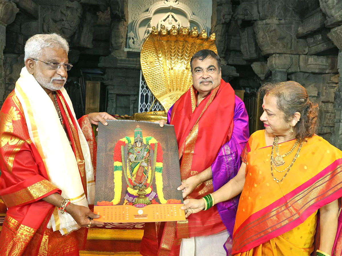 Union Minister Nitin Gadkari at Tirumala Pics - Sakshi5