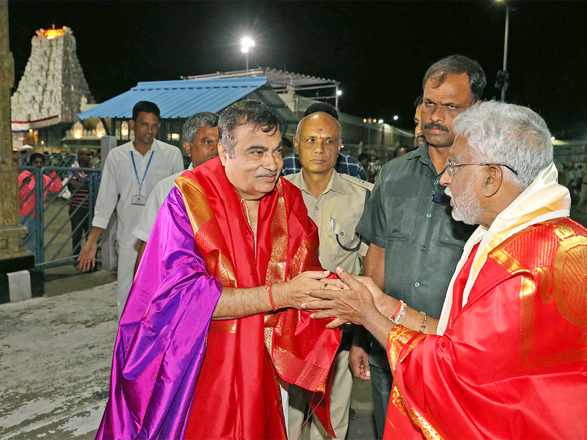 Union Minister Nitin Gadkari at Tirumala Pics - Sakshi7