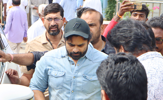 Sai Dharam Tej Visited Srikalahasti Temple Photos - Sakshi4