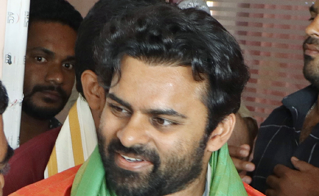Sai Dharam Tej Visited Srikalahasti Temple Photos - Sakshi5