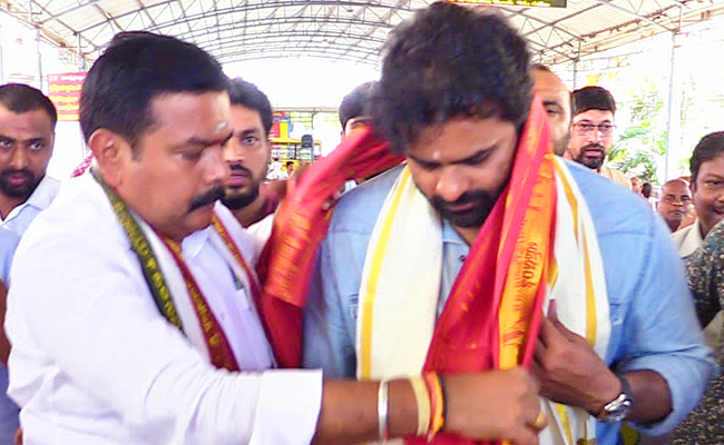 Sai Dharam Tej Visited Srikalahasti Temple Photos - Sakshi9