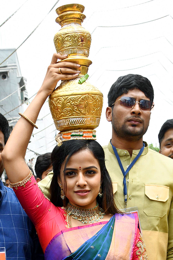 Political Leaders And Celebrities At Laldarwaza Bonalu 2023 Photos - Sakshi2