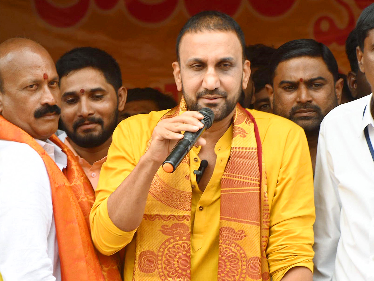 Political Leaders And Celebrities At Laldarwaza Bonalu 2023 Photos - Sakshi13