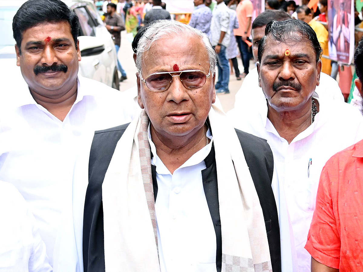 Political Leaders And Celebrities At Laldarwaza Bonalu 2023 Photos - Sakshi15