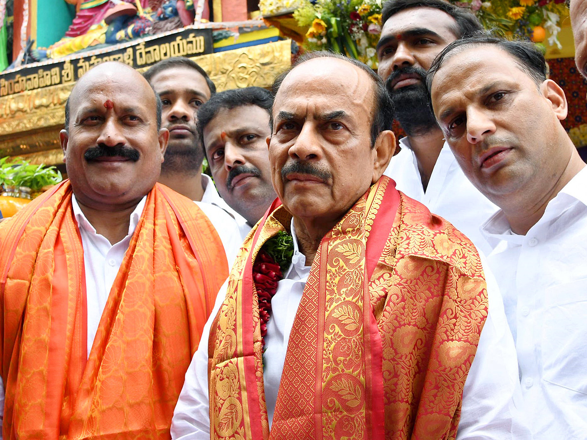 Political Leaders And Celebrities At Laldarwaza Bonalu 2023 Photos - Sakshi16