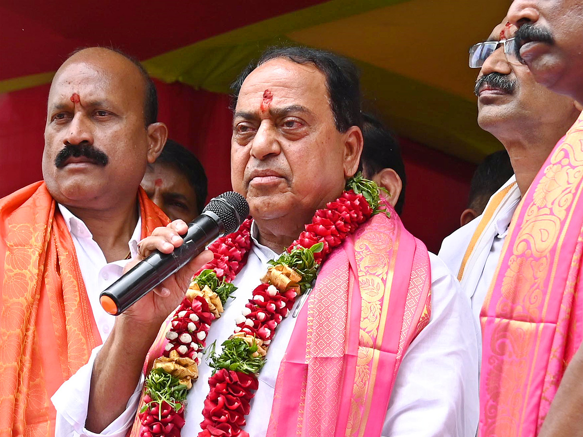 Political Leaders And Celebrities At Laldarwaza Bonalu 2023 Photos - Sakshi17