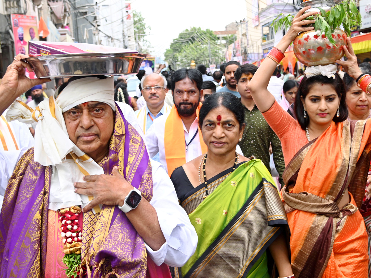 Political Leaders And Celebrities At Laldarwaza Bonalu 2023 Photos - Sakshi18