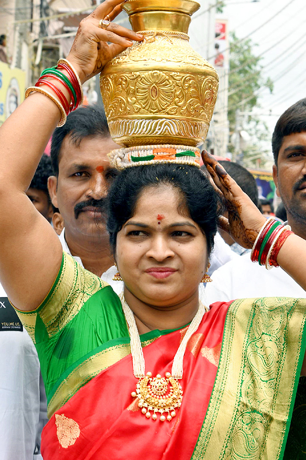 Political Leaders And Celebrities At Laldarwaza Bonalu 2023 Photos - Sakshi3