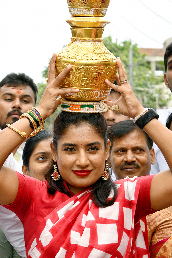 Political Leaders And Celebrities At Laldarwaza Bonalu 2023 Photos - Sakshi23