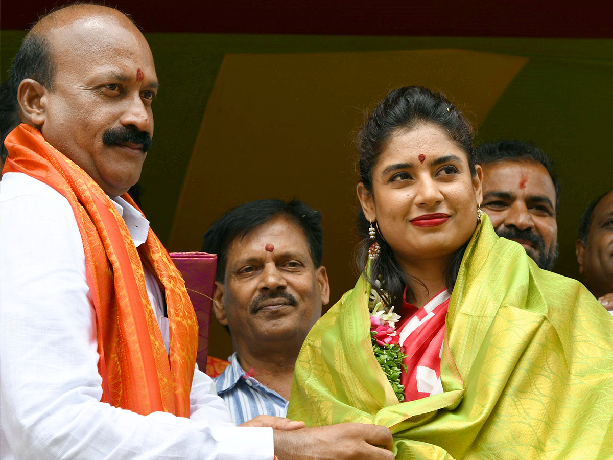 Political Leaders And Celebrities At Laldarwaza Bonalu 2023 Photos - Sakshi24