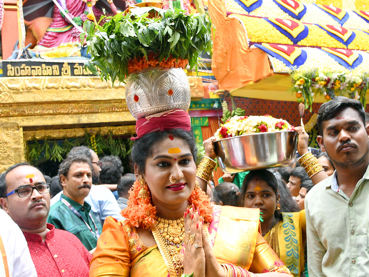 Political Leaders And Celebrities At Laldarwaza Bonalu 2023 Photos - Sakshi28