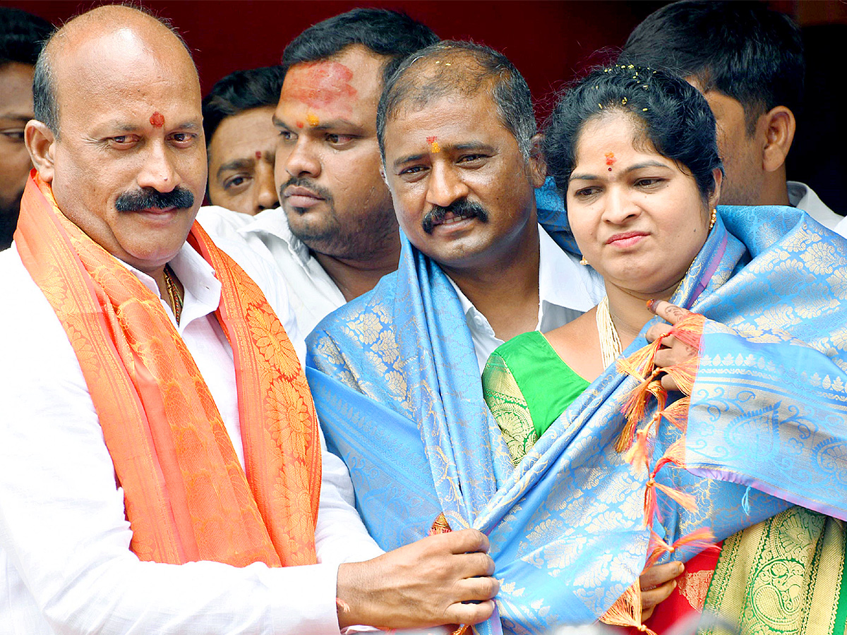 Political Leaders And Celebrities At Laldarwaza Bonalu 2023 Photos - Sakshi4