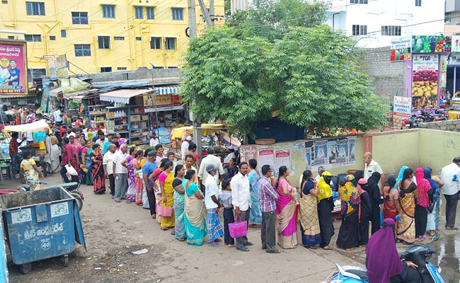 Customers queue line for 2 kilometers To buy Tomatos PHotos - Sakshi3