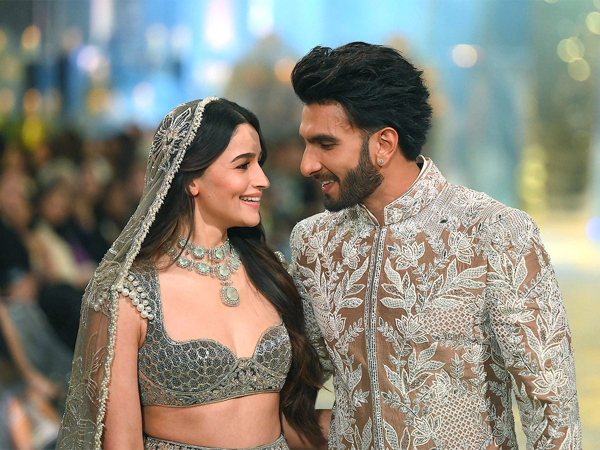 Deepika and Ranbir Kapoor at Manish Malhotra Mijwan 2018 Rare Photos - Sakshi3