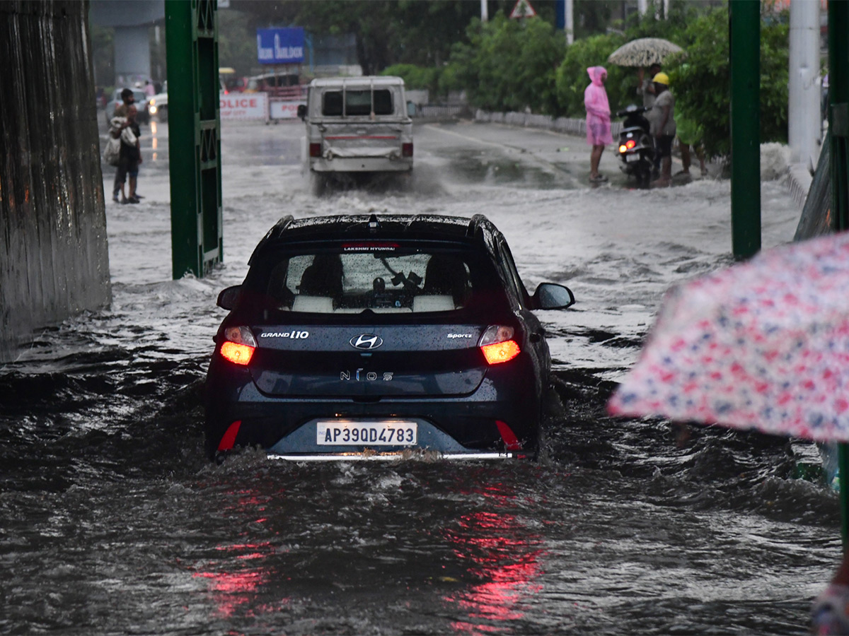 Heavy rains in Visakhapatnam Photos - Sakshi1