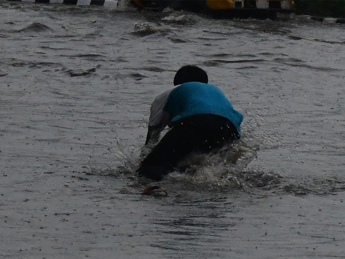Heavy rains in Visakhapatnam Photos - Sakshi10