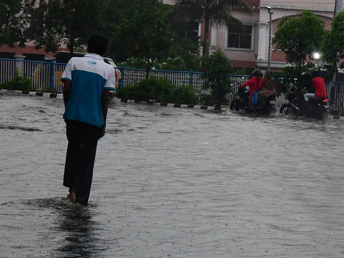 Heavy rains in Visakhapatnam Photos - Sakshi12