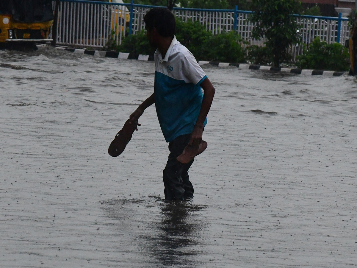 Heavy rains in Visakhapatnam Photos - Sakshi13