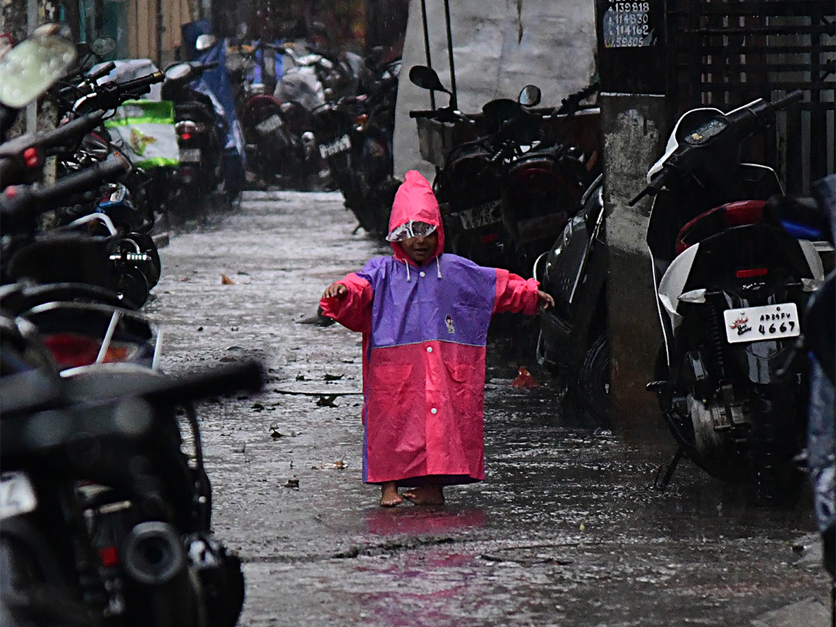 Heavy rains in Visakhapatnam Photos - Sakshi16