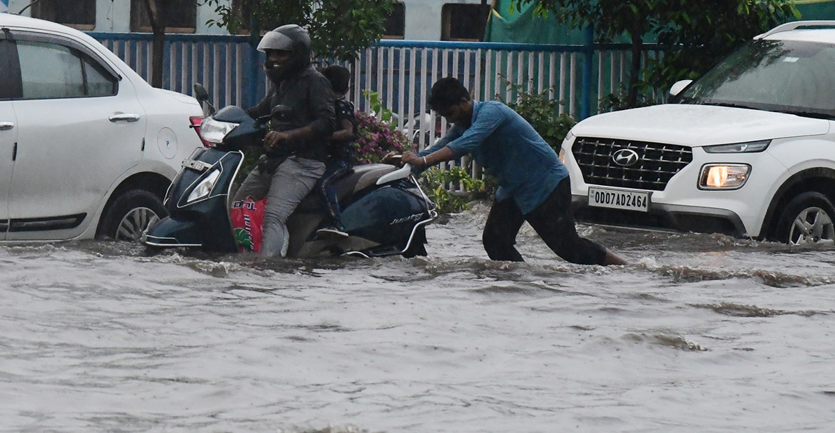 Heavy rains in Visakhapatnam Photos - Sakshi19