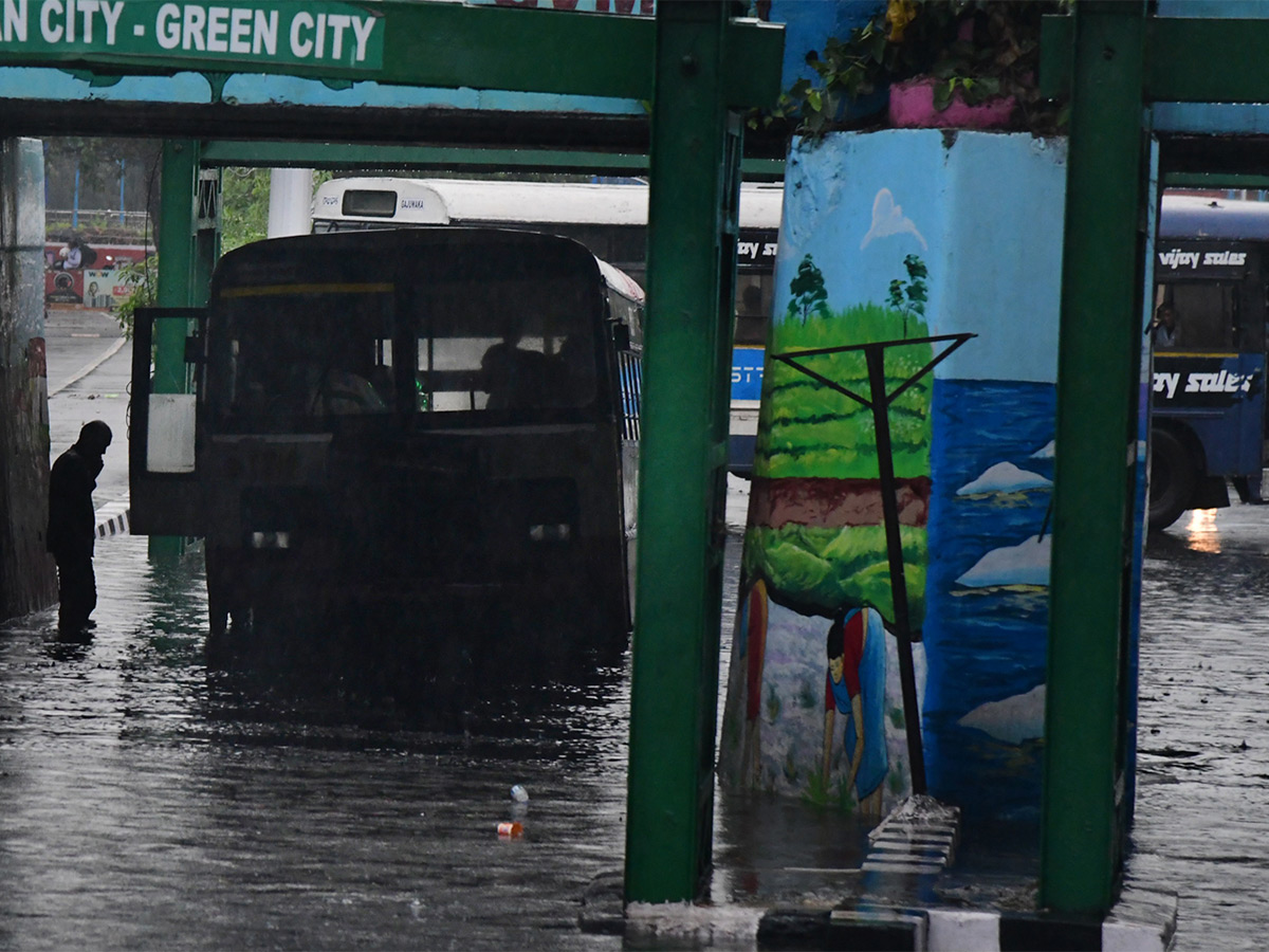 Heavy rains in Visakhapatnam Photos - Sakshi2